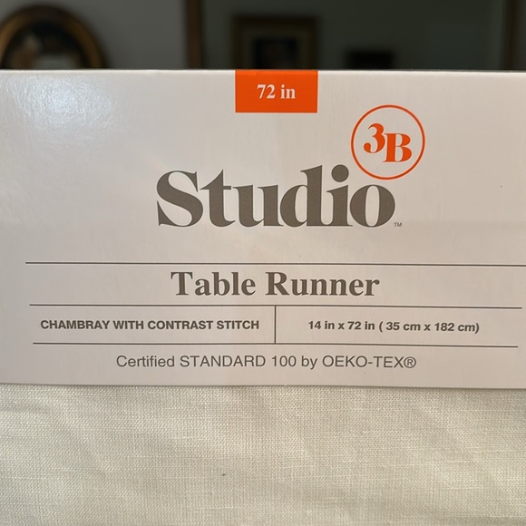 STUDIO 3B TABLE RUNNER *NEW* - Picture 2 of 5